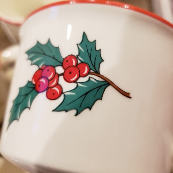 Taylor and Smith 6-Holly & berries Christmas cups. 2&1/2" tall and 3&1/2 wide - Picture 5 of 10